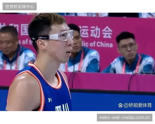 周琦位列本土球员篮板榜首,其进攻篮板拼抢成北京队关键战术。 周琦位列本土球员篮板榜首,其进攻篮板拼抢成北京队关键战术。